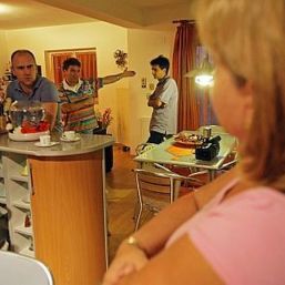 Prizonieri în case de lux