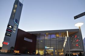 Tot mai putini romani pleaca in concediu. Cum profita mall-urile?