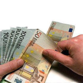 Scad dobânzile la creditele în lei, dar cresc la euro