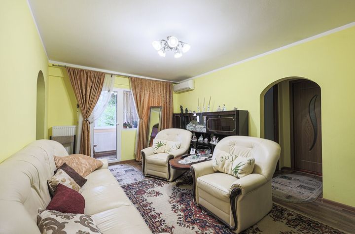 Apartament, la etajul 1, cu balcon spre zona verde, malul Muresului anunturi imobiliare Arad