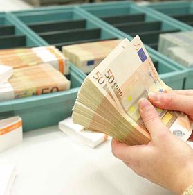 Românii îşi plătesc mai greu creditele în valută
