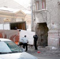Locuitorii din zona Berzei-Buzeşti se mută pe ultima sută de metri, cu buldozerele în stradă