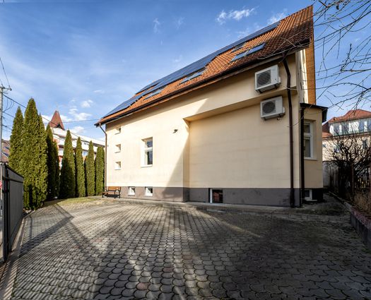 Birou Sub arini, 370 mp