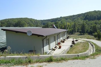 Bogati - Glimbocel, ferma zoo, cladiri autorizate DSV, teren 8766 mp anunturi imobiliare Arges
