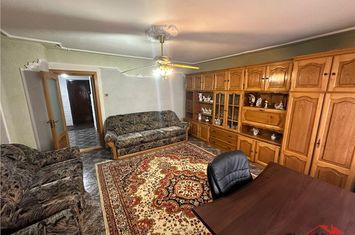 Apartament 3 camere de vanzare EST - Vrancea anunturi imobiliare Vrancea