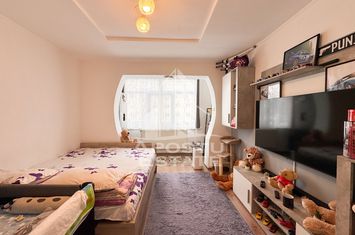 Apartament cu 2 camere, decomandat, Et. 3, Pizzeria Hot, Hunedoara anunturi imobiliare Hunedoara
