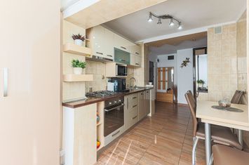 De vânzare apartament spațios cu 2 camere decomandat etaj 3 Comision 0 anunturi imobiliare Arad