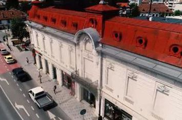 Cladire a perioadei regale in plin centrul orasului Curtea de Arges anunturi imobiliare Arges