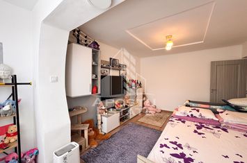 Apartament cu 2 camere, decomandat, Et. 3, Pizzeria Hot, Hunedoara anunturi imobiliare Hunedoara