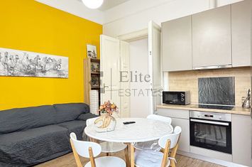 Apartament ultracentral cu 3 camere in Piata Unirii anunturi imobiliare Bihor