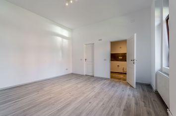 De vânzare apartmanent central | parter | renovat anunturi imobiliare Arad