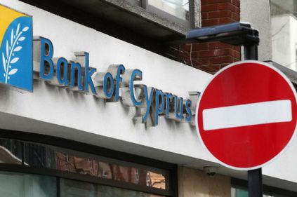 Economiile ciprioţilor, taxate: clienţii bancari ar putea pierde 40% din sumele de peste 100.000 euro