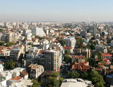 Casele au preţul pe metru pătrat la jumătate faţă de apartamente. Află în ce zone.