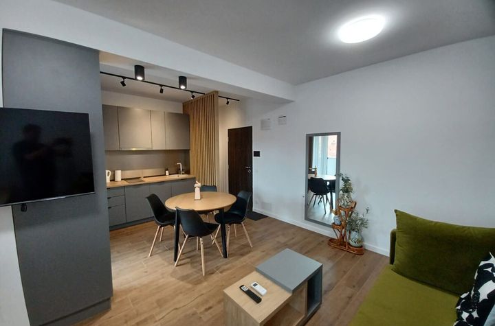 Chirie, ap 2 camere, ultracentral, parcare. 500 E+TVA/lună. Comision 0 anunturi imobiliare Bihor