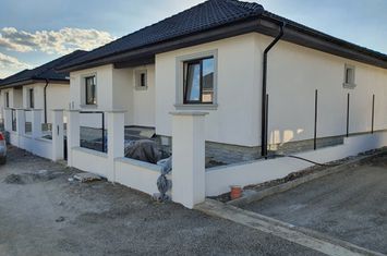 Casă la cheie pe 1 nivel 4 camere 2 băi,145 mp,500 mp teren anunturi imobiliare Mures