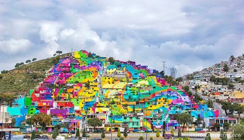 Curcubeu mural: peste 200 de case au fost reabilitate la exterior, cu ajutorul graffitiului (FOTO)