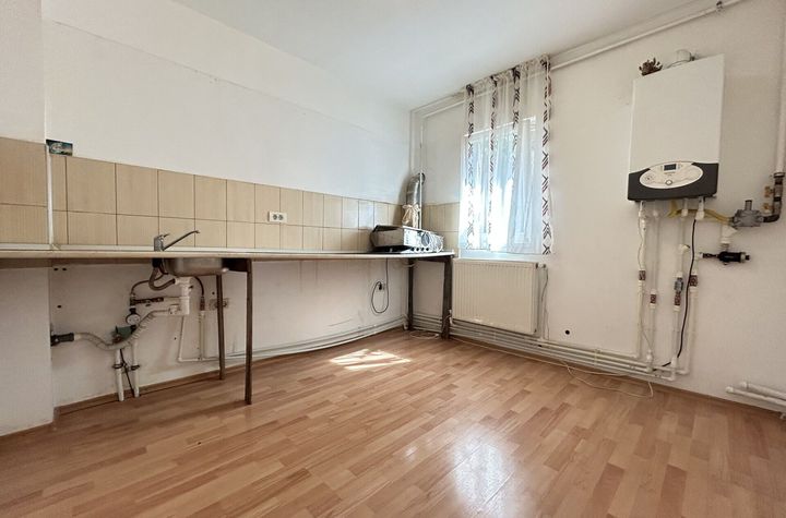 Apartament cu 2 camere de vânzare la mansardă în zona Poarta 6 anunturi imobiliare Constanta