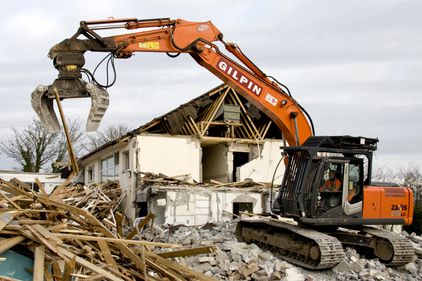 Case bătrânești, transformate în locuințe moderne, practice și sigure. Cum și cât costă?