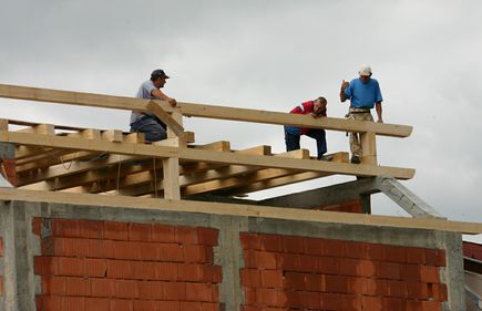 Străzile cu tradiţie continuă să fie invadate de construcţii care ies din peisaj