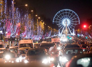 Ai toate motivele să vizitezi Parisul de Crăciun!