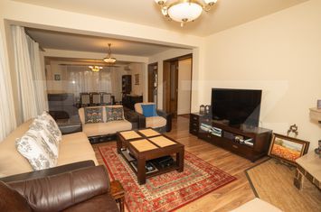 Vilă - 8 camere de vanzare TARGOVISTE - Dambovita anunturi imobiliare Dambovita