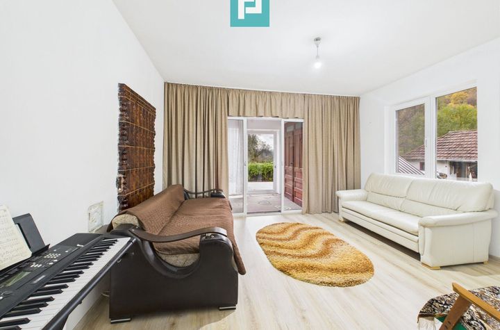 Casă renovată în localitatea Lazuri, Arad anunturi imobiliare Arad