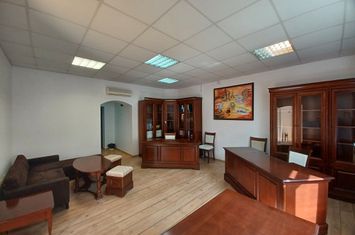 Birou, central, Ady Endre Oradea, 40 mp. 399 E/lună. Comision 0 anunturi imobiliare Bihor