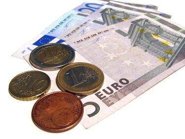 Euro atinge maximul ultimelor 21 de luni. BNR îşi recunoaşte puterea limitată în a redresa leul
