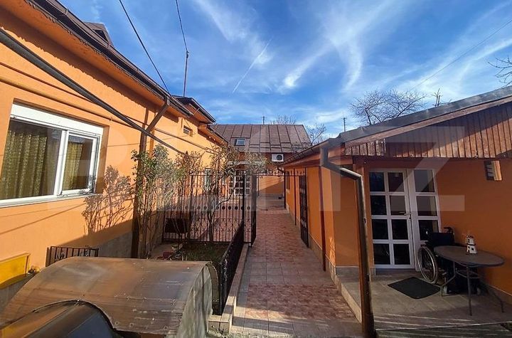 Casă - 7 camere de vanzare DEMOCRATIEI - Prahova anunturi imobiliare Prahova