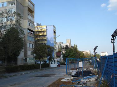 Doua blocuri din Constanta, in pericol major de prabusire din cauza unui mall care nu se mai construieste