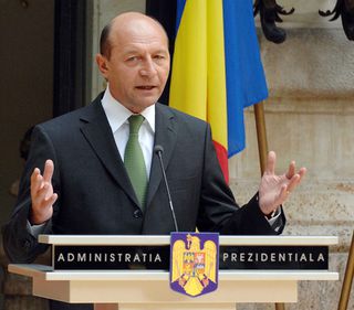 Băsescu: S-a găsit o soluţie "solomonică" pentru OUG 50, o voi promulga dacă va fi echilibrată