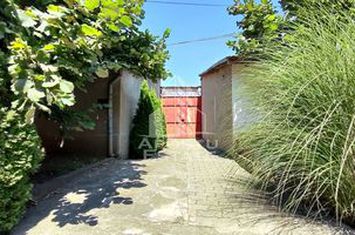 Casa la curte comuna 4 camere, zona Centrala anunturi imobiliare Arad