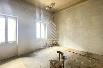 Apartament 3 camere, de renovat - Ultracentral, Teatru anunturi imobiliare Arad