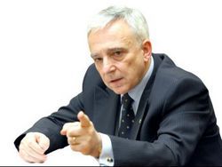 Isărescu: Criza trece cu investiţii