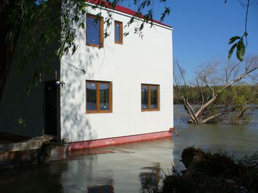 Cum  sa-ti construiesti o casa plutitoare in Delta