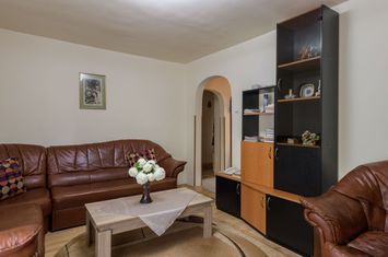 Apartament 4 camere, etaj 2, str. Castanilor, garaj de beton. anunturi imobiliare Cluj