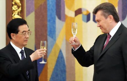 Ucraina refuză acorduri cu FMI, UE sau Rusia şi apelează la China pentru facilităţi financiare fără obligaţii