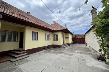 Pensiune cu potențial deosebit, vedere spectaculoasă spre Piatra Craiului anunturi imobiliare Brasov