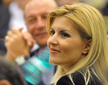 Udrea construieşte case în foste cazarme