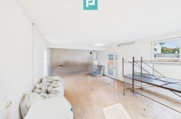 Casă și centru comercial, în localitatea Lazuri anunturi imobiliare Arad