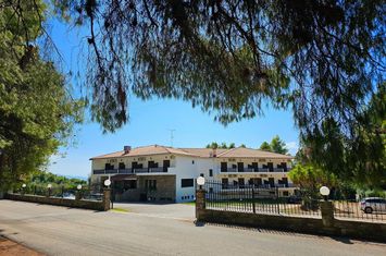 Hotel de lux 1.560 mp la malul mării în Nikiti anunturi imobiliare Grecia