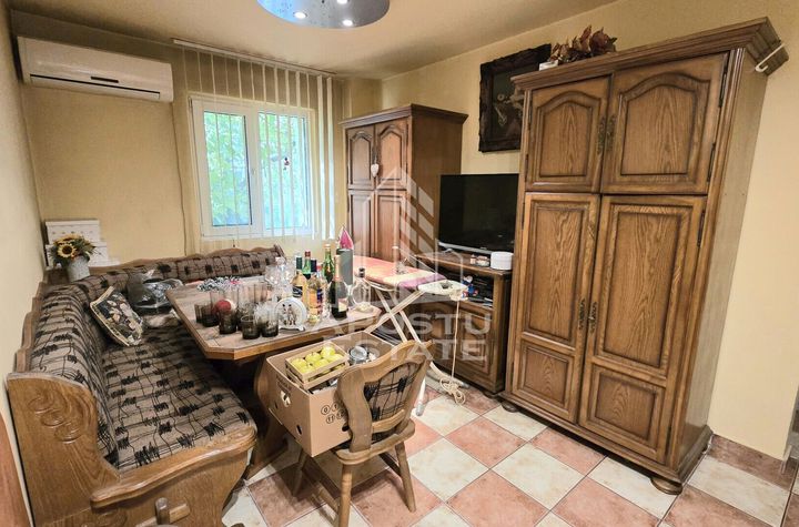 Apartament 4 camere, 2 bai, decomandat, etaj 1, Circumvalatiunii anunturi imobiliare Timis