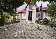 899 €, Casă