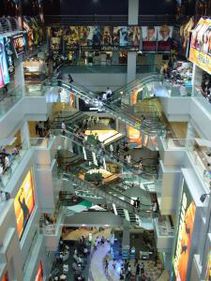 Mall-urile au câştigat meciul cu spaţiile stradale