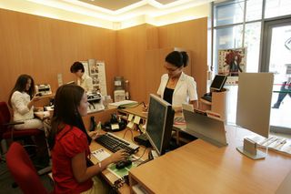 Dobânzile scad uşor în 2010. Ce şanse ai să primeşti un credit