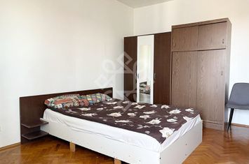 Apartament decomandat cu 3 camere, bd. Magheru Oradea anunturi imobiliare Bihor
