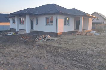 Casă la cheie  pe 1 nivel  4 cam. 2 bai ,650 mp. teren anunturi imobiliare Mures