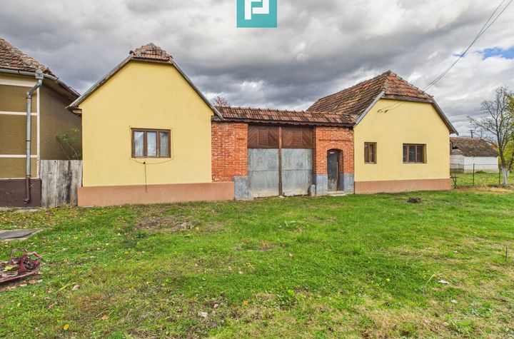 Casă cu 4 camere în Buhani, Dezna anunturi imobiliare Arad