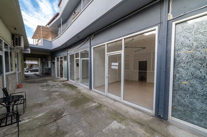 3 spații comerciale 119 mp în Chrysoupoli anunturi imobiliare Grecia