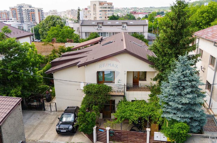 Apartament 3 camere pe strada Păcurari anunturi imobiliare Iasi